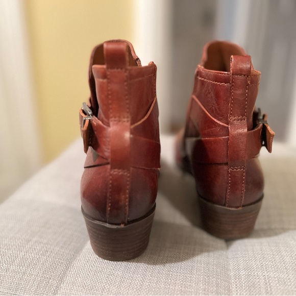 Classic Vince Camuto ankle boots in a gorgeous rich brown. - Picture 7 of 7